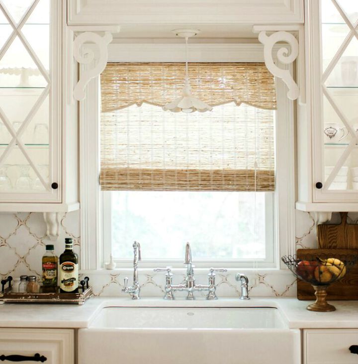 Farmhouse sink and beautiful chrome faucet 