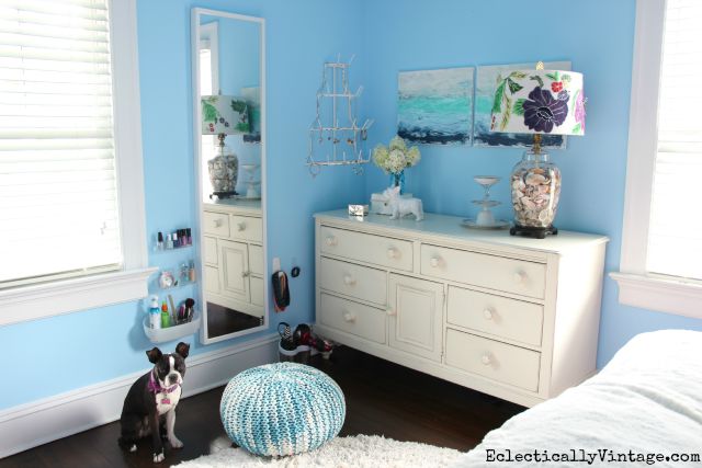 Love this teen bedroom with creative makeup station kellyelko.com #DamageFreeDIY