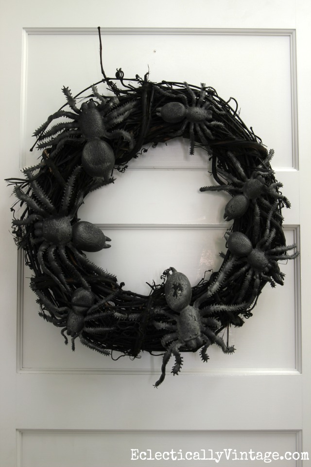 Make a DIY spider wreath for Halloween! Creepy!! kellyelko.com