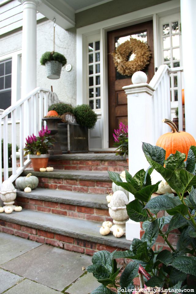 Love this beautiful fall front porch filled with natural touches kellyelko.com