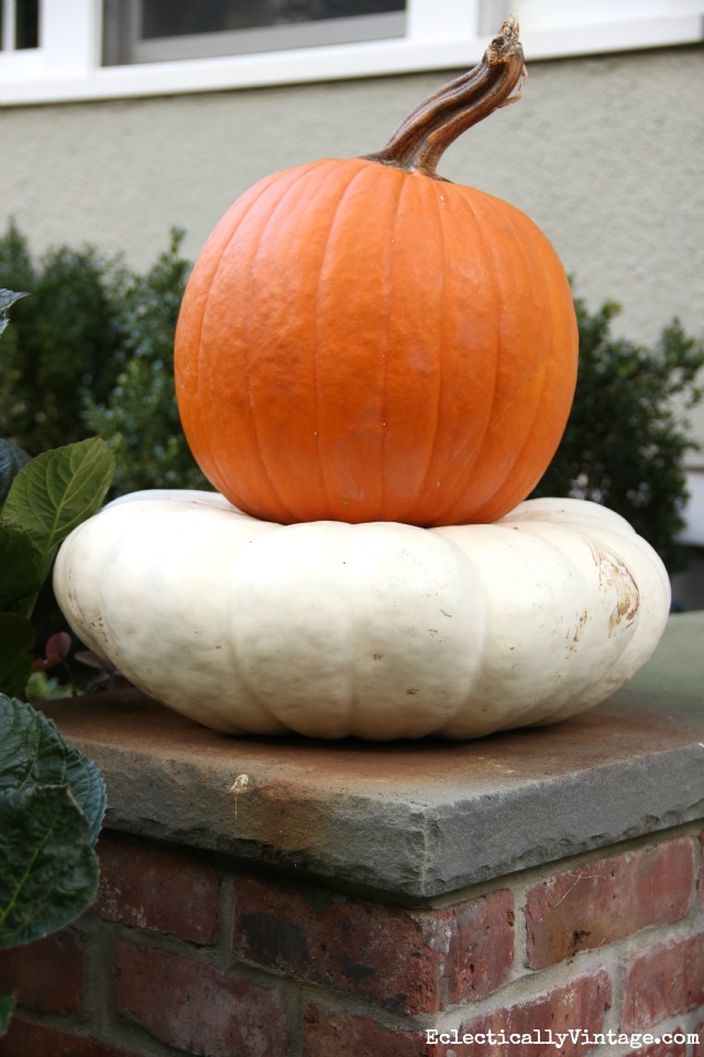 Love these stacked pumpkins on this beautiful fall porch kellyelko.com