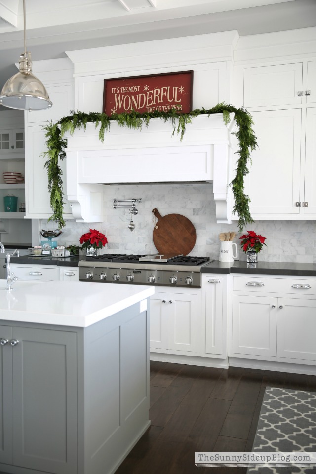 Christmas kitchen - love the garland 