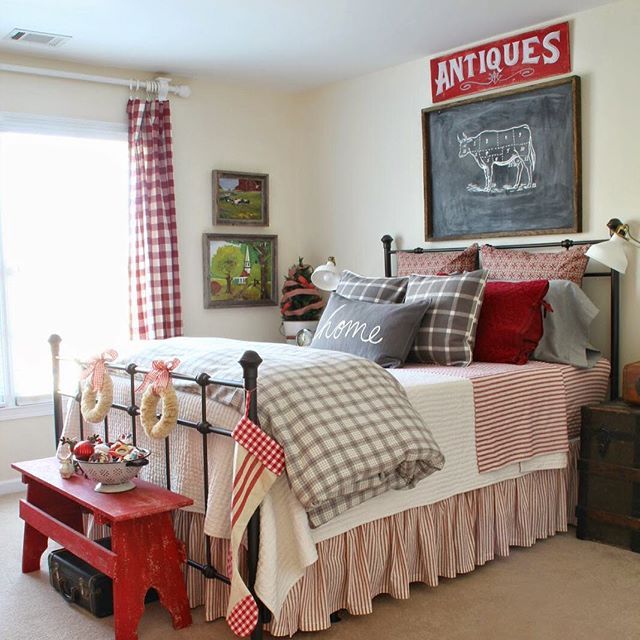 Love this festive red Christmas bedroom 