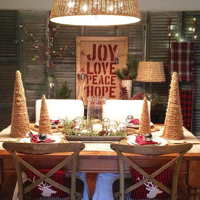 Love this festive Christmas tablescape 