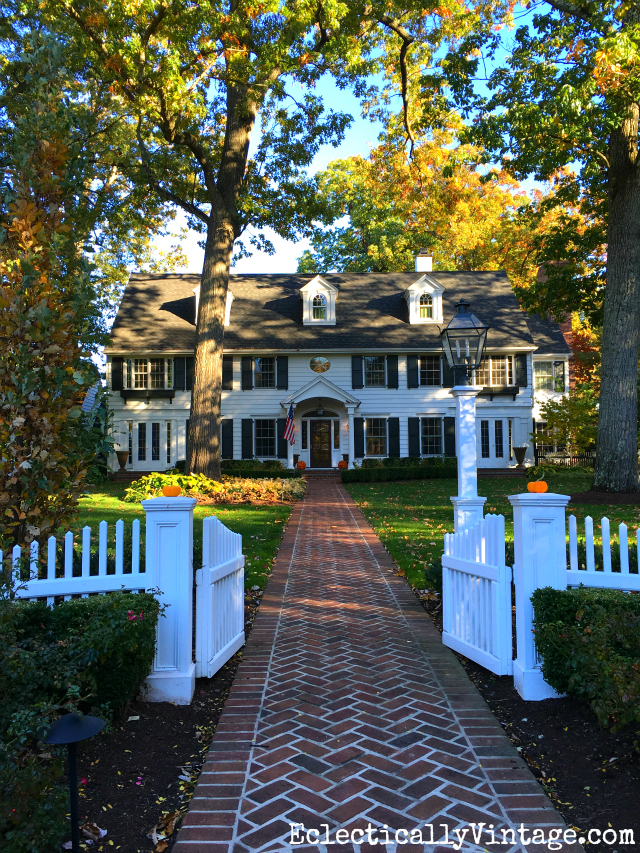 Fall Curb Appeal - 18 stunning homes with ideas to copy! Love this classic colonial and white picket fence kellyelko.com