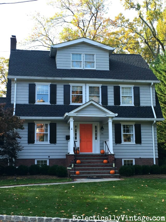 Fall Curb Appeal - 18 stunning homes with ideas to copy! Love the orange front door kellyelko.com