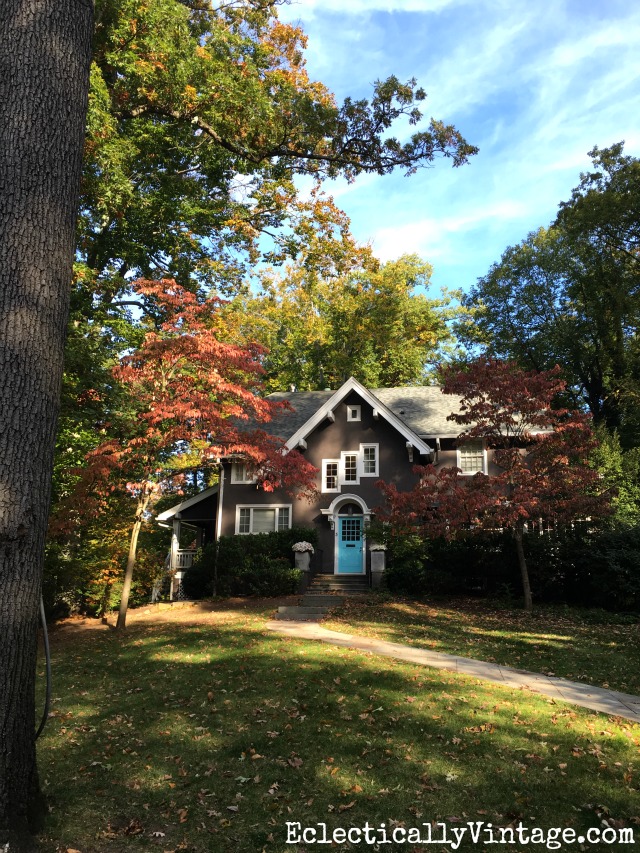 Fall Curb Appeal - 18 stunning homes with ideas to copy! Love the turquoise front door kellyelko.com