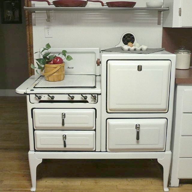 Love this vintage stove 