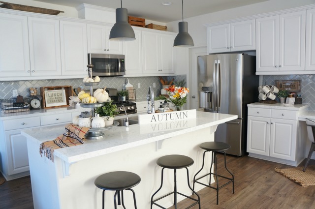 Love this home tour and this white kitchen with industrial accents. So many affordable decorating ideas kellyelko.com