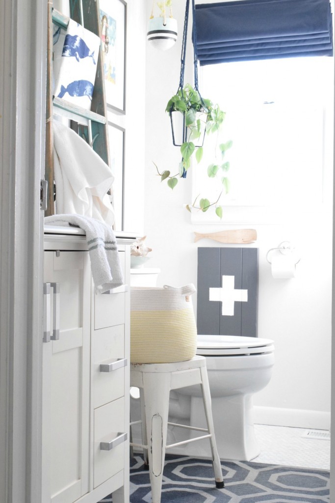 Nautical bathroom in blue and white kellyelko.com