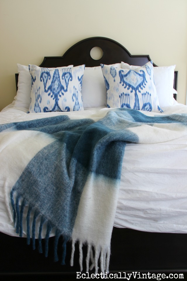 Gorgeous black metal bed with fun little keyhole cut out. Looks great with the white duvet and blue pillows kellyelko.com
