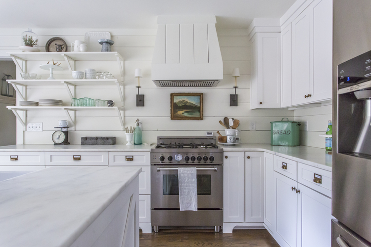 Love this shiplap backsplash and the open kitchen shelves in this updated farmhouse kitchen kellyelko.com