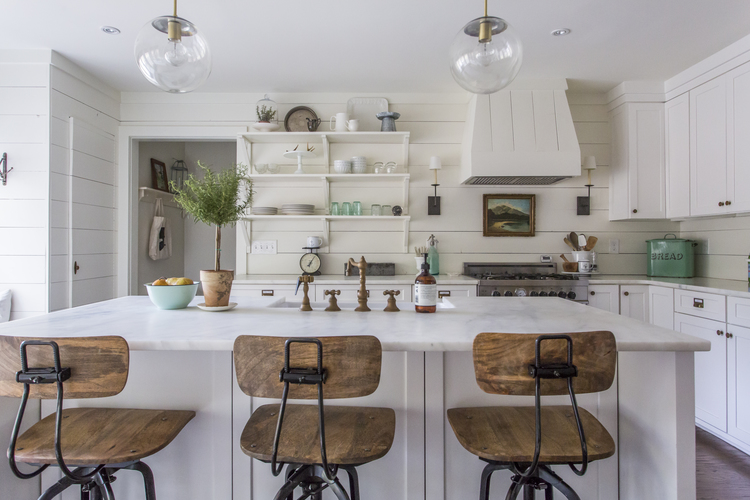 This home tour is stunning! Love the shiplap backsplash, open shelves, lighting and those industrial barstools! Truth and Co kellyelko.com