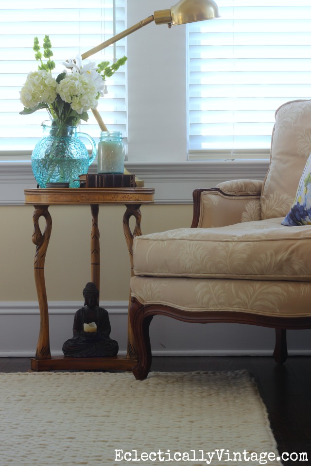 Love this neutral textured rug in this cozy bedroom - it looks and feels like a cozy cable knit sweater! kellyelko.com