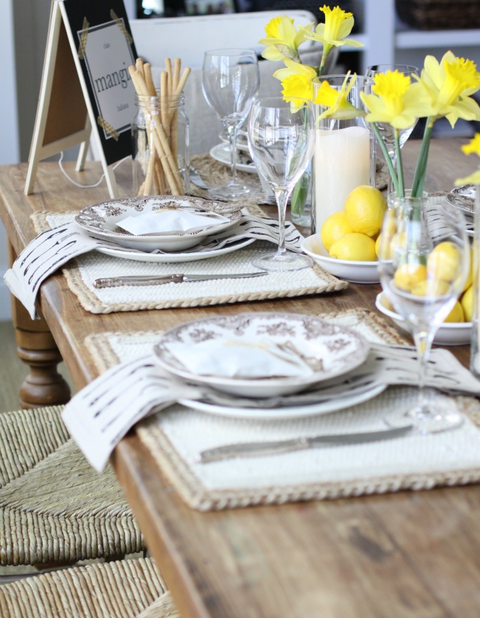 Spring centerpiece - love the yellow daffodils kellyelko.com