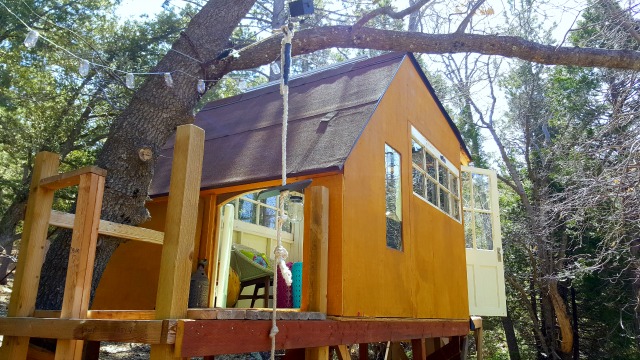 Eclectic tree house made from recycled materials kellyelko.com