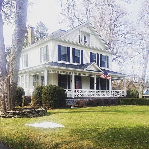 Eclectic home tour of this classic farmhouse kellyelko.com