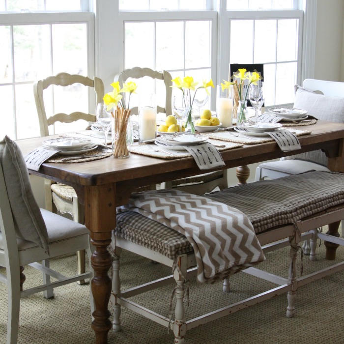 Love this festive spring table setting and the mis matched chairs with bench kellyelko.com