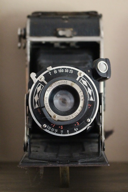 Antique camera - great ideas for collecting with vintage cameras kellyelko.com