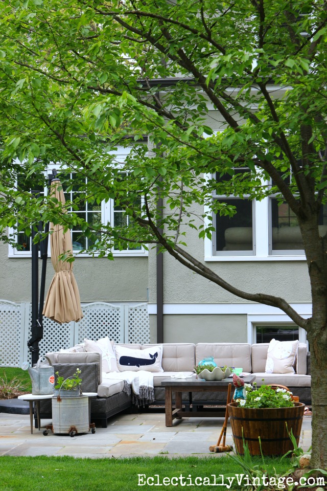 Love this backyard and the beautiful bluestone patio with sectional sofa and huge planters kellyelko.com