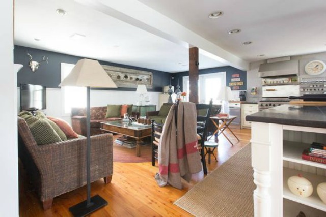 Love this open floor plan in this charming farmhouse family room kellyelko.com