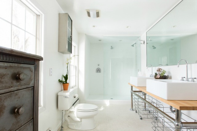 Love this modern farmhouse bathroom - the sinks are amazing! kellyelko.com