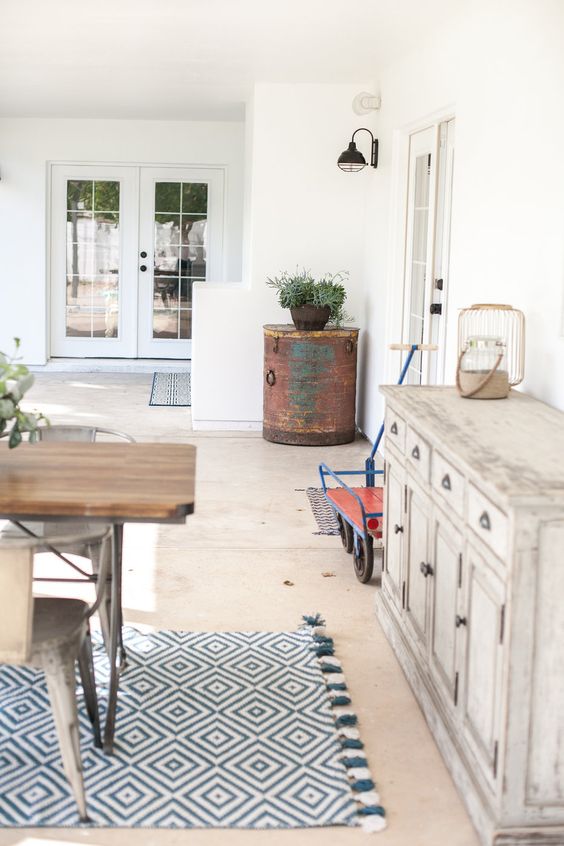 Love this patio filled with eclectic furniture and thrift store vintage finds kellyelko.com