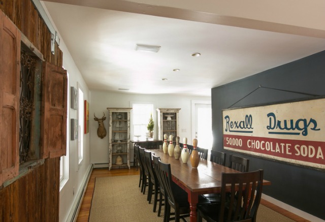 An old sign is the perfect piece of art in this dining room kellyelko.com