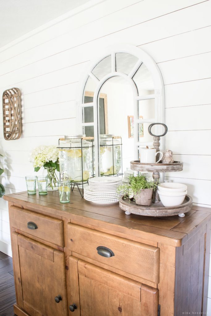 Love the shiplap planked walls in this farmhouse dining room kellyelko.com