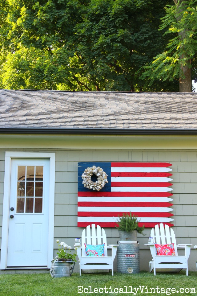 DIY American Fence Flag - such a statement in the garden kellyelko.com