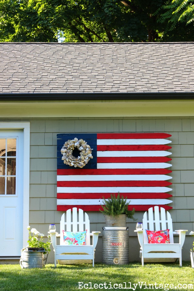 Love this huge outdoor DIY wooden flag! kellyelko.com