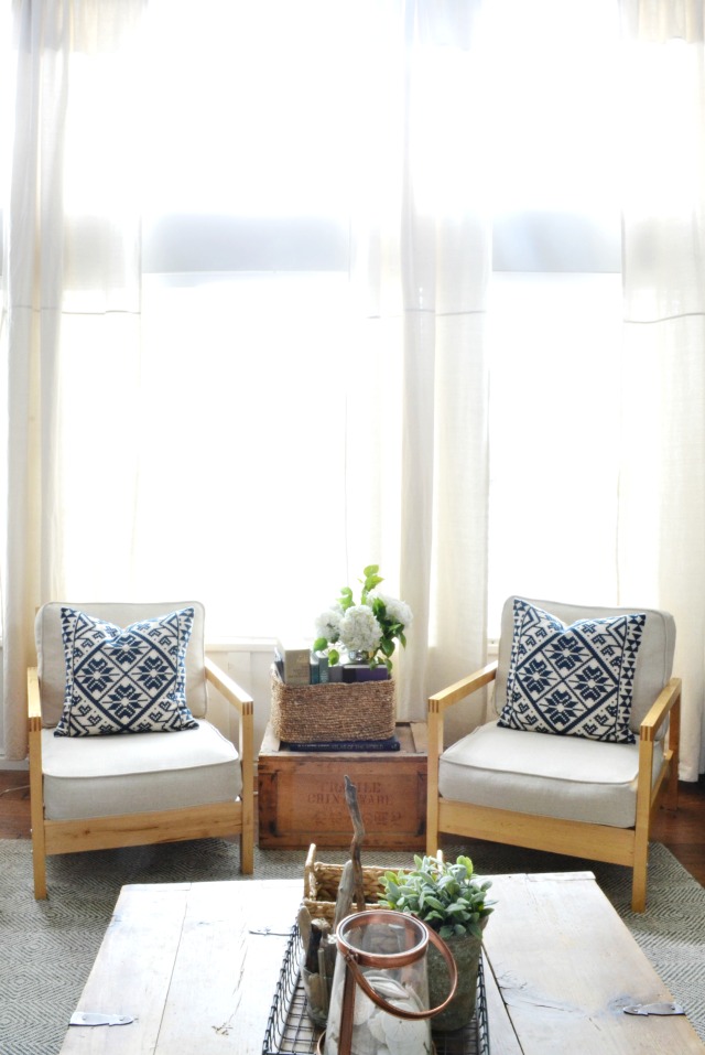 Love the way she mixes new and old in this light and airy farmhouse kellyelko.com