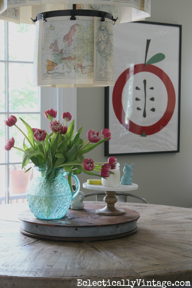 Love this fun kitchen with farmhouse table and graphic apple art kellyelko.com