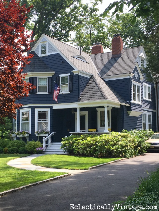 Love this antique blue house - such charming curb appeal kellyelko.com