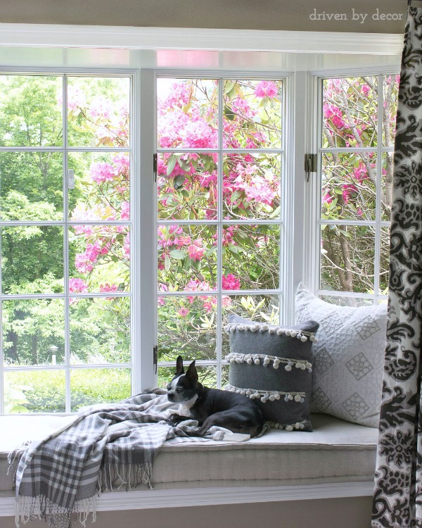 Love this built in window seat with cozy pillows and throw kellyelko.com