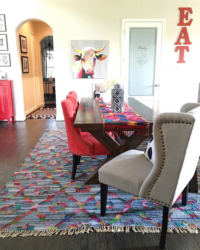 Love this mix of bold color and pattern in the dining room - that rug is gorgeous kellyelko.com
