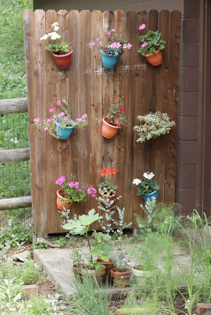 Planter Fence - such a fun addition to the garden! See more blogger outdoor spaces with great ideas kellyelko.com