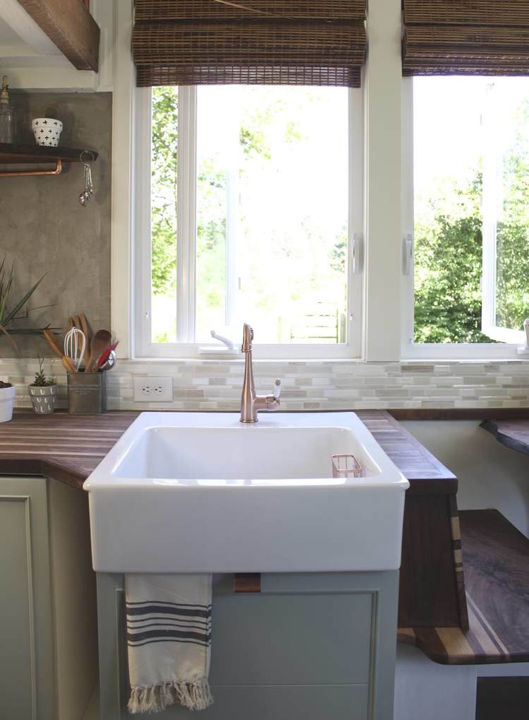 Love this farmhouse kitchen sink in this tiny house with style kellyelko.com