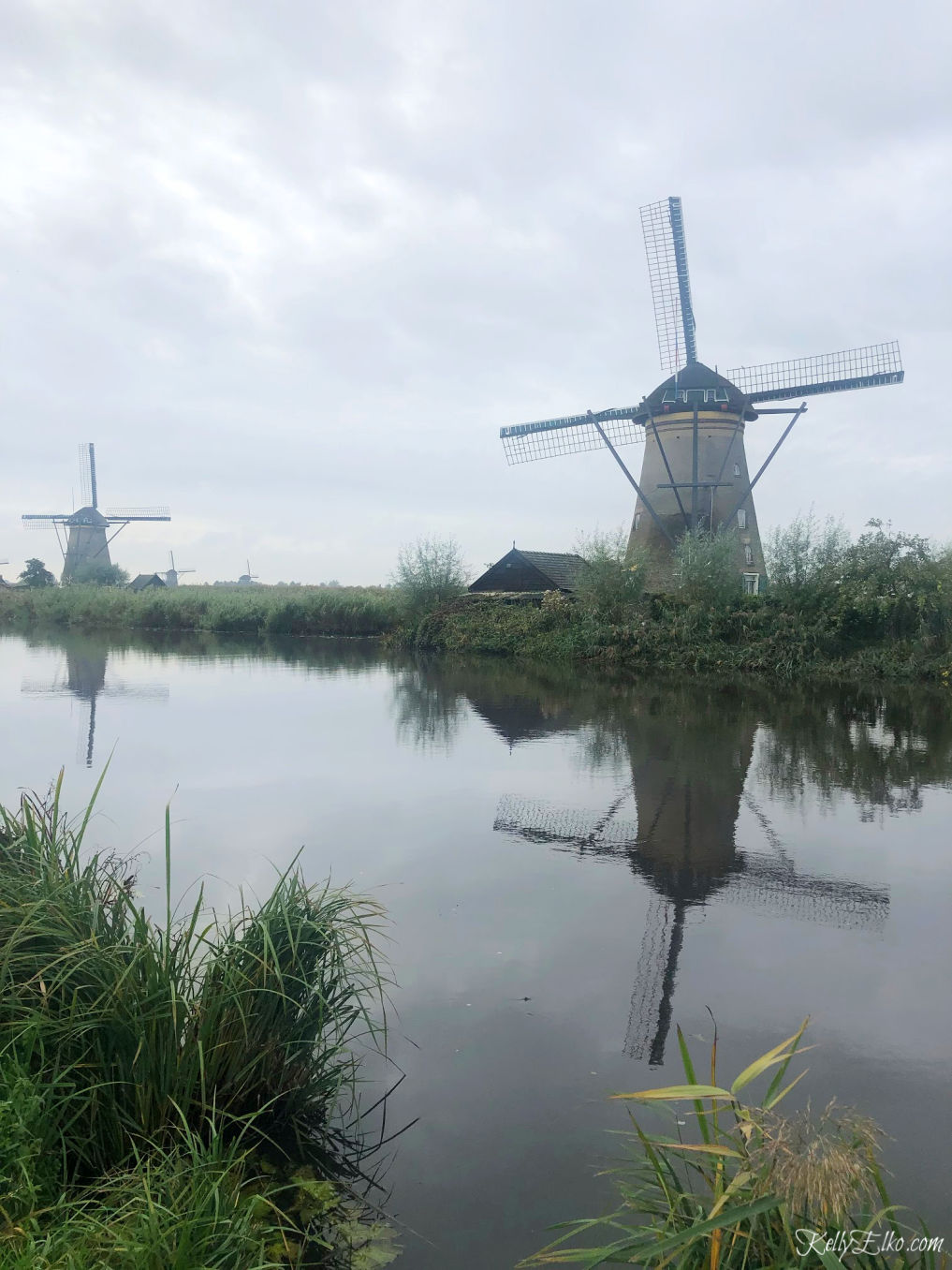 Kinderdijk Netherlands is a UNESCO World Heritage site of 19 windmills kellyelko.com #windmills #kinderdijk #netherlands #trravel #travelblogger #europetravel #rivercruise #rhineriver 