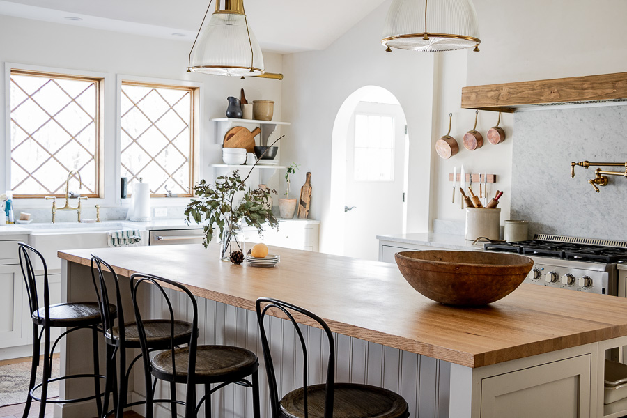https://www.kellyelko.com/wp-content/uploads/2020/05/modern-farmhouse-kitchen-white.jpg