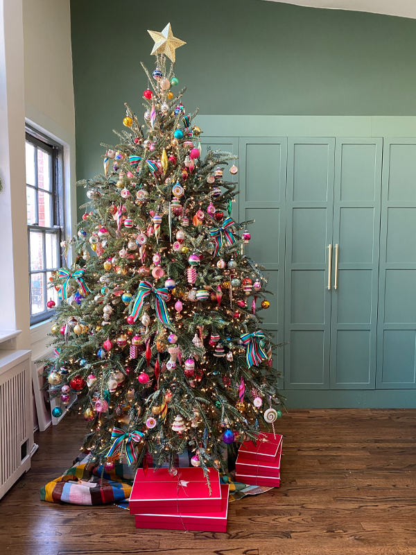 https://www.kellyelko.com/wp-content/uploads/2023/12/vintage-ornament-christmas-tree.jpeg